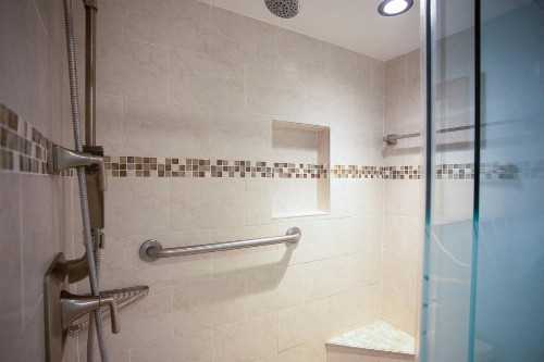 216 - Island Inn - image 3