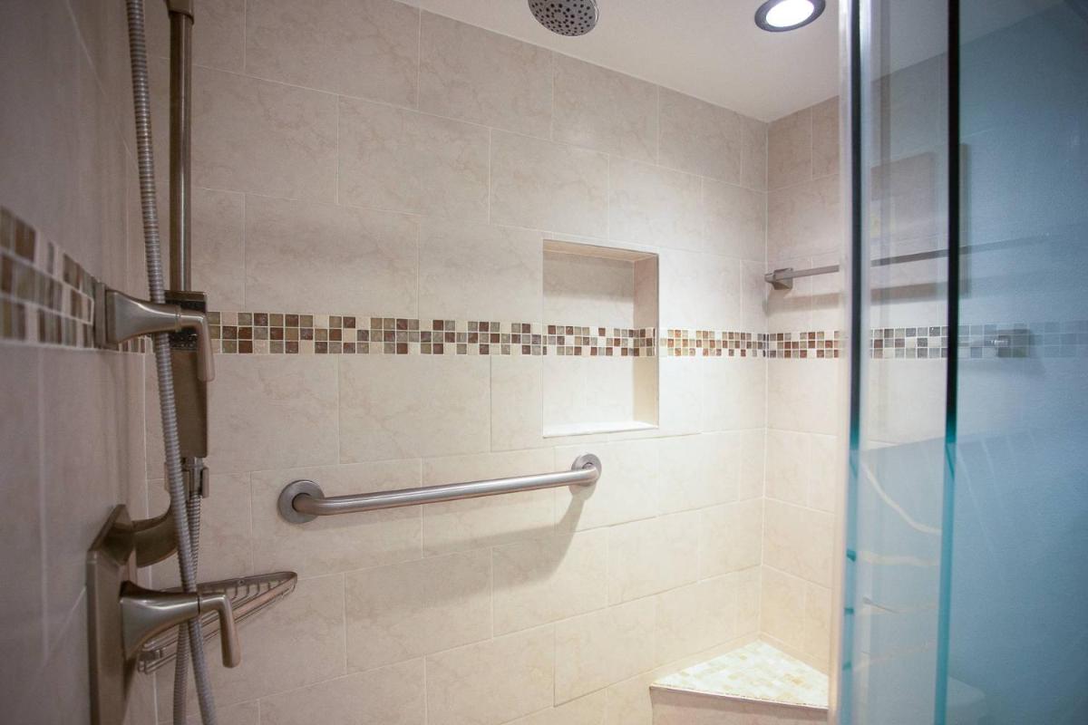 216 - Island Inn - image 3