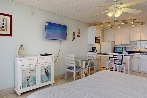 216 - Island Inn - image 33