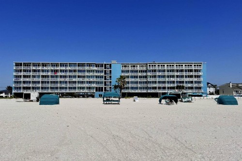 607 - Island Inn - image 47
