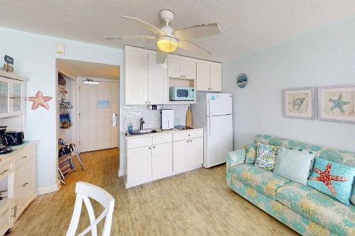 318 - Island Inn - image 20