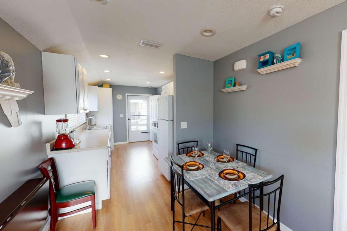101 - Sea Cottage - image 3