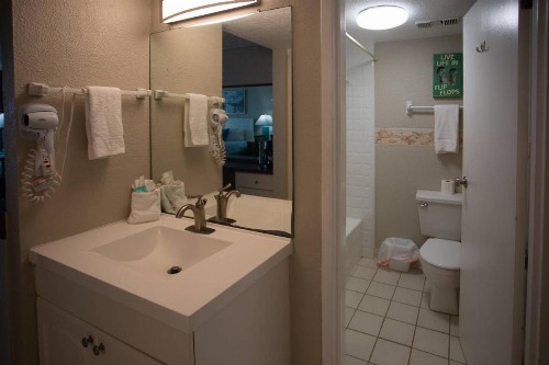 412 - Island Inn - image 29