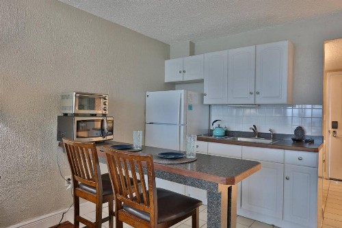 412 - Island Inn - image 35