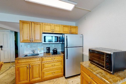 209 Suite - Island Inn - image 8