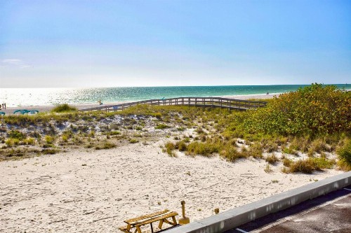 209 Suite - Island Inn - image 12