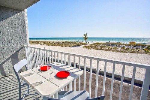 209 Suite - Island Inn - image 20