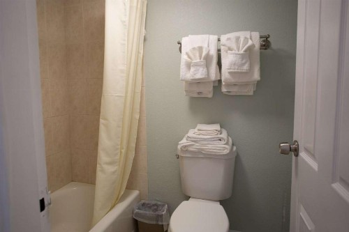 423 - Island Inn - image 6