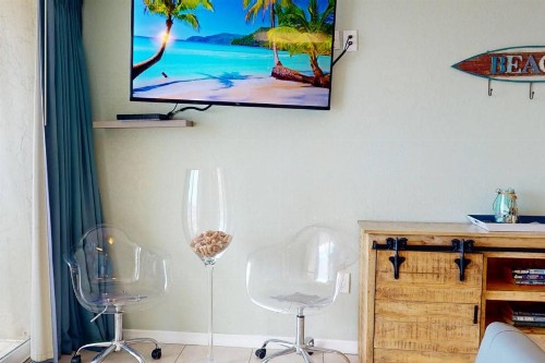 421 - Island Inn - image 31