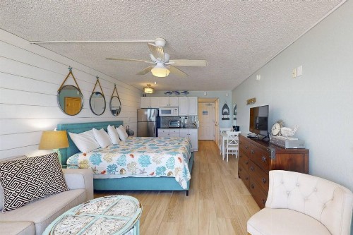 323 - Island Inn - image 31
