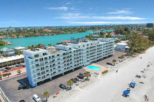 2 Bed 2 Bath Apartment in Tampa Bay - image 1