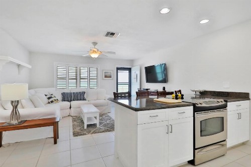 2 Bed 2 Bath Apartment in Tampa Bay - image 7
