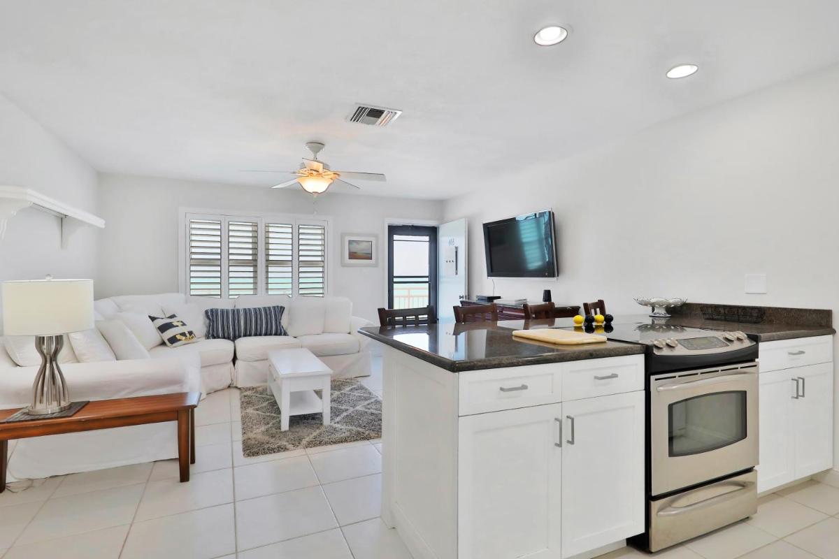 2 Bed 2 Bath Apartment in Tampa Bay - image 7