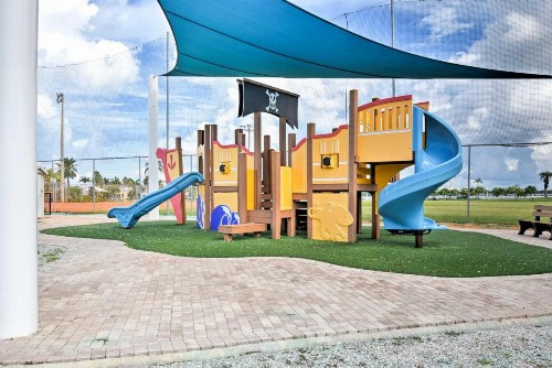 Madeira Beach Yacht Club Condo Walk to Shops! - image 9