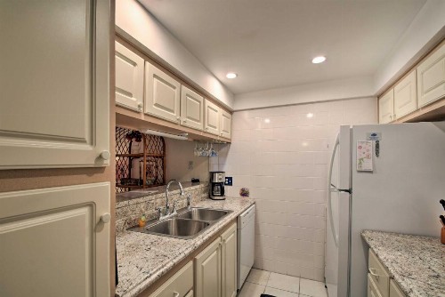 Madeira Beach Yacht Club Condo Walk to Shops! - image 6