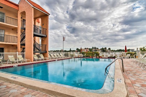 Colorful Bungalow with Pool Less Than 2Mi to Upham Beach! - image 8