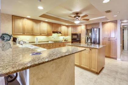 La Contessa - Luxurious updated beach front beauty! - image 12