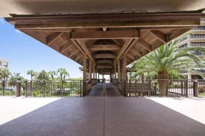 Sunset Beach oasis: Modern beach style on the sand - image 13