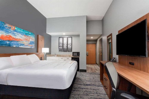 La Quinta by Wyndham St. Petersburg Northeast *Newly Renovated - image 32