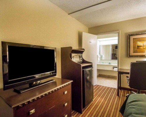 Quality Inn & Suites At Tropicana Field - image 22
