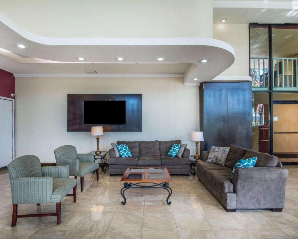 Quality Inn & Suites At Tropicana Field - image 3