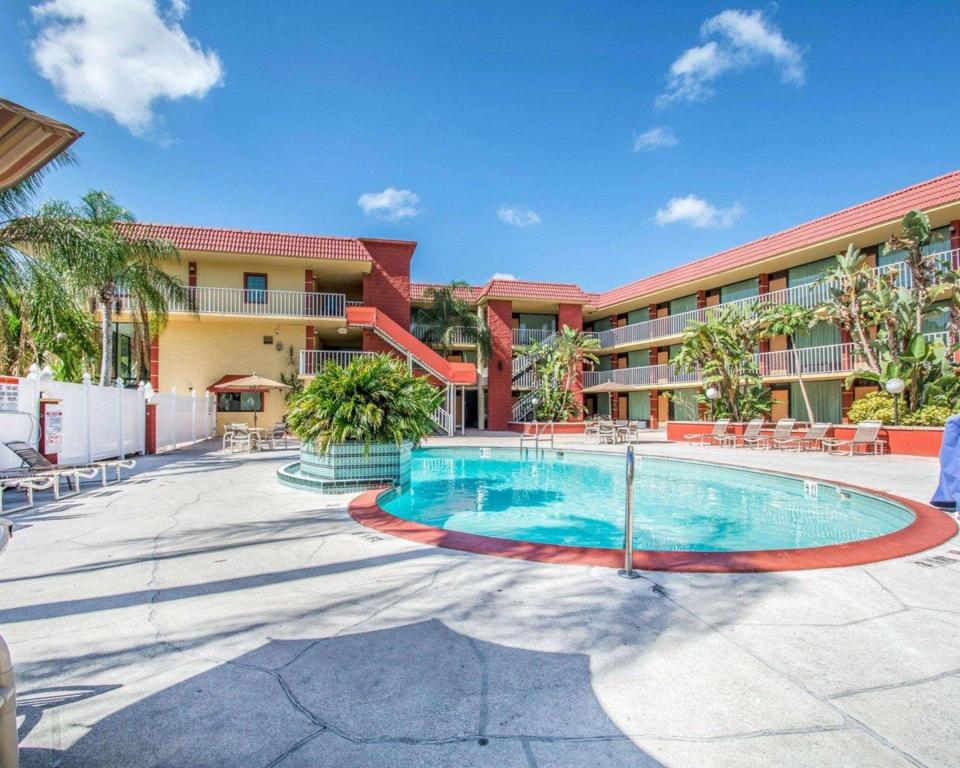 Quality Inn & Suites At Tropicana Field - image 7