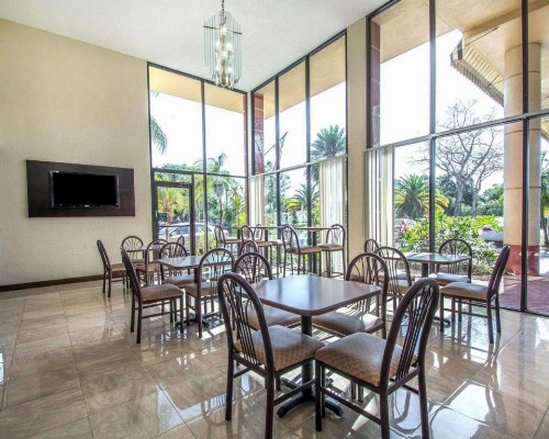 Quality Inn & Suites At Tropicana Field - image 9