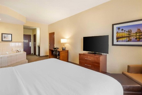 Comfort Inn & Suites Northeast - Gateway - image 16