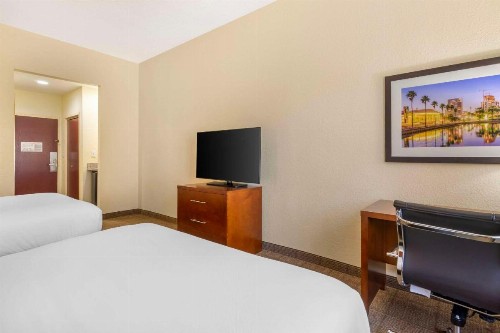 Comfort Inn & Suites Northeast - Gateway - image 20