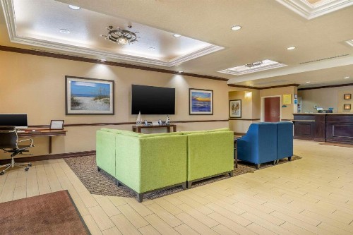 Comfort Inn & Suites Northeast - Gateway - image 5