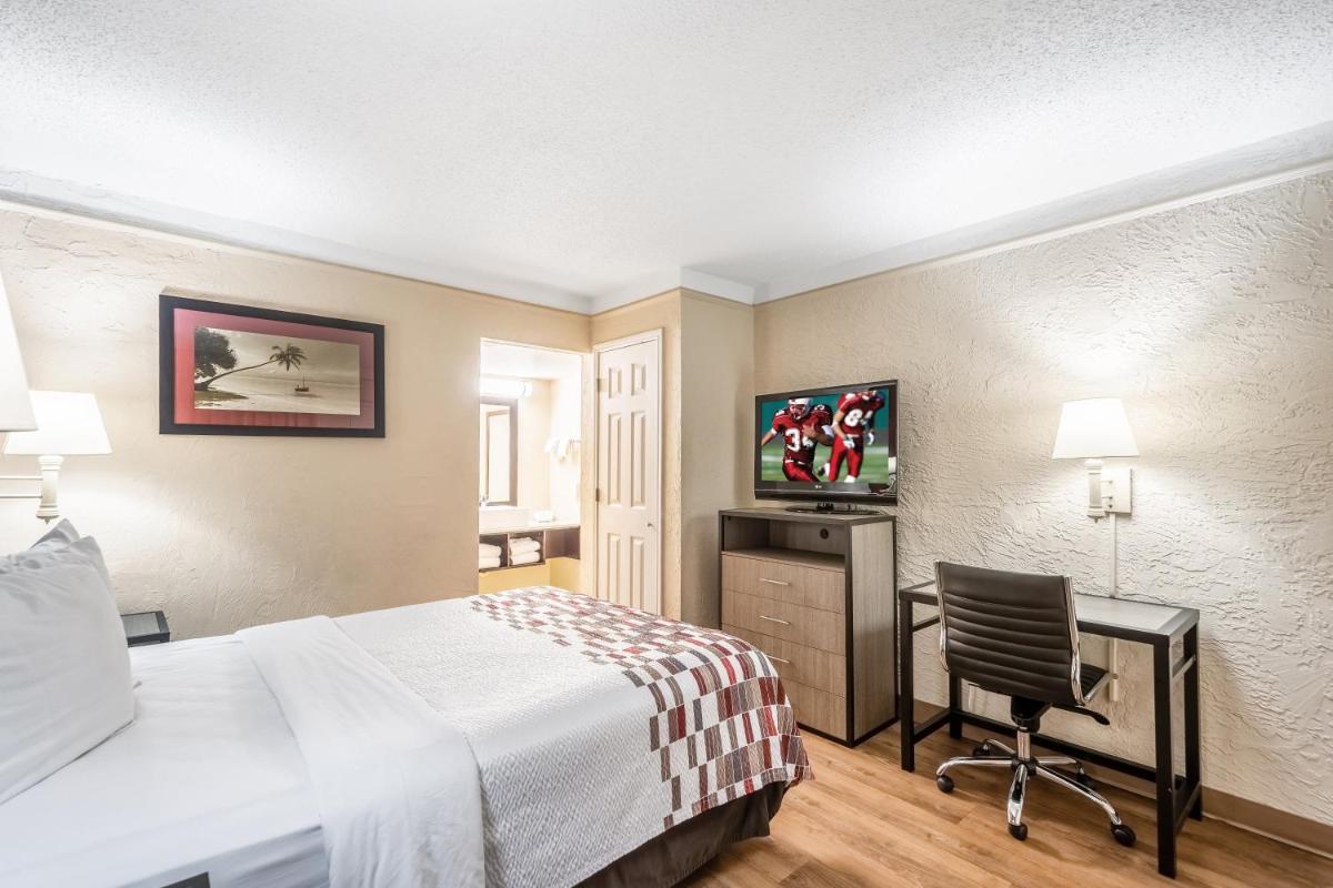 Red Roof Inn Tampa Bay - St. Petersburg - image 2
