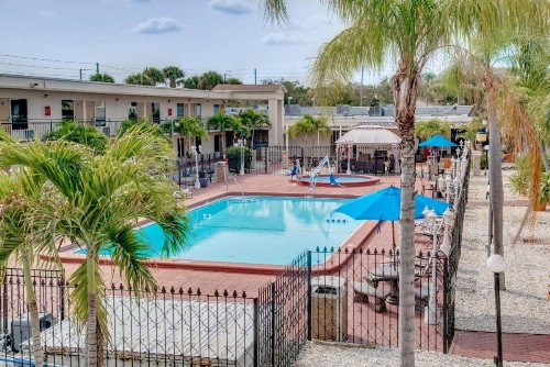 Days Inn by Wyndham St. Petersburg / Tampa Bay Area - image 13