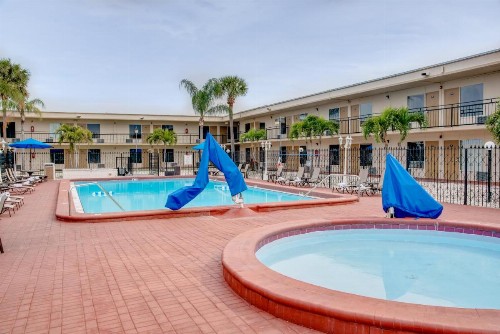 Days Inn by Wyndham St. Petersburg / Tampa Bay Area - image 2