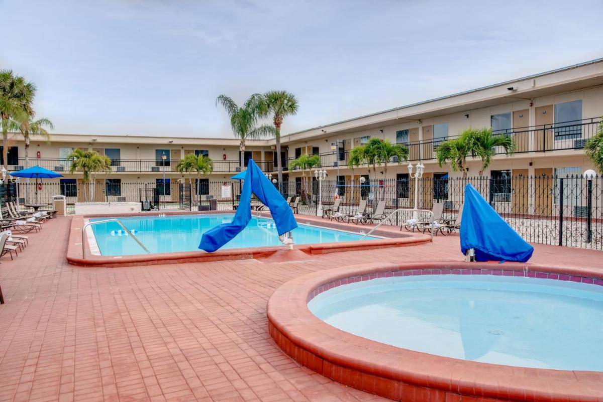 Days Inn by Wyndham St. Petersburg / Tampa Bay Area - image 2