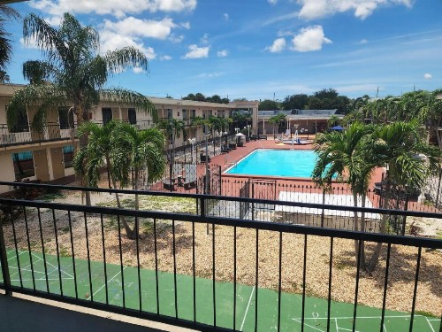 Days Inn by Wyndham St. Petersburg / Tampa Bay Area - image 3