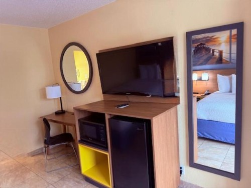 Days Inn by Wyndham St. Petersburg / Tampa Bay Area - image 32