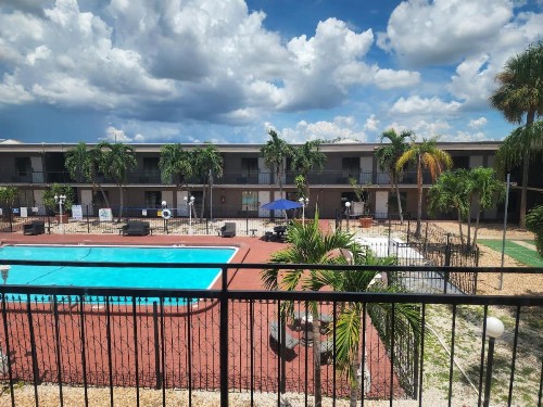 Days Inn by Wyndham St. Petersburg / Tampa Bay Area - image 6
