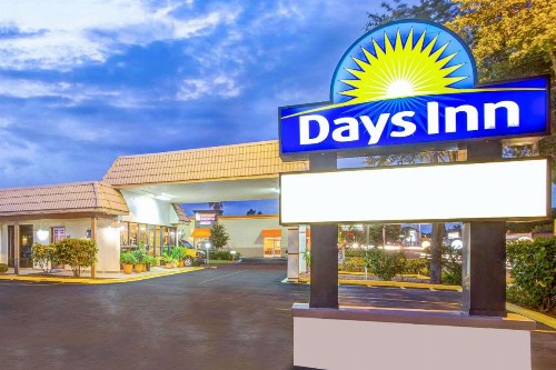 Days Inn by Wyndham St. Petersburg Central - image 2