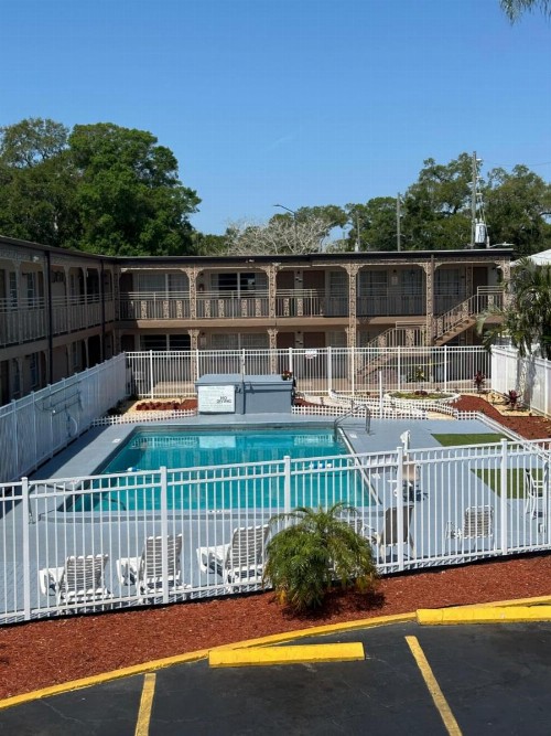 Budget Inn - St. Petersburg - image 14