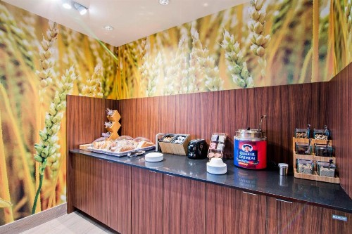 Fairfield Inn & Suites by Marriott St Petersburg North - image 3