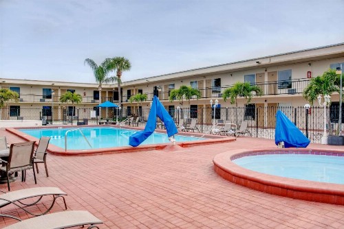 Super 8 by Wyndham St. Petersburg - image 3