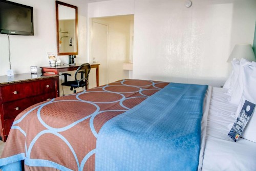 Super 8 by Wyndham St. Petersburg - image 8
