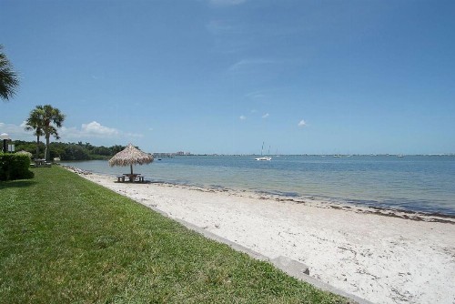 Four Bedroom Family Accommodation - Private Beach - image 13