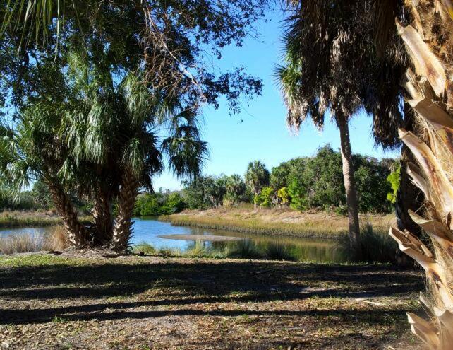 Four Bedroom Family Accommodation - Private Beach - image 3