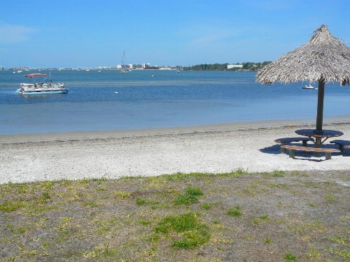 Four Bedroom Family Accommodation - Private Beach - image 38