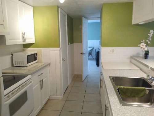 Four Bedroom Family Accommodation - Private Beach - image 44