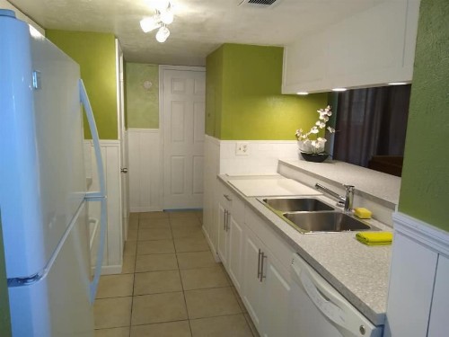Four Bedroom Family Accommodation - Private Beach - image 45
