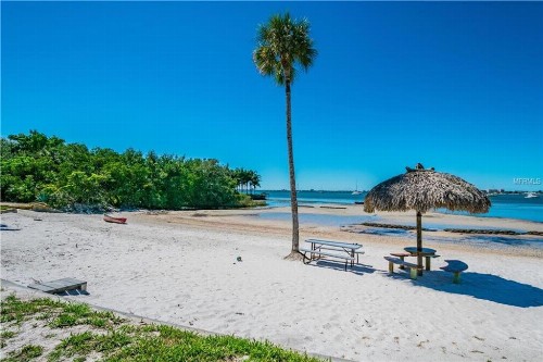 Four Bedroom Family Accommodation - Private Beach - image 47