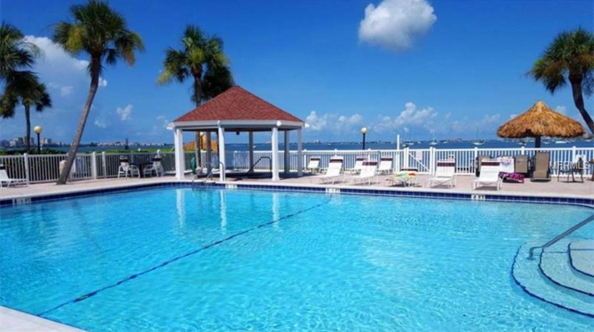 Four Bedroom Family Accommodation - Private Beach - image 5