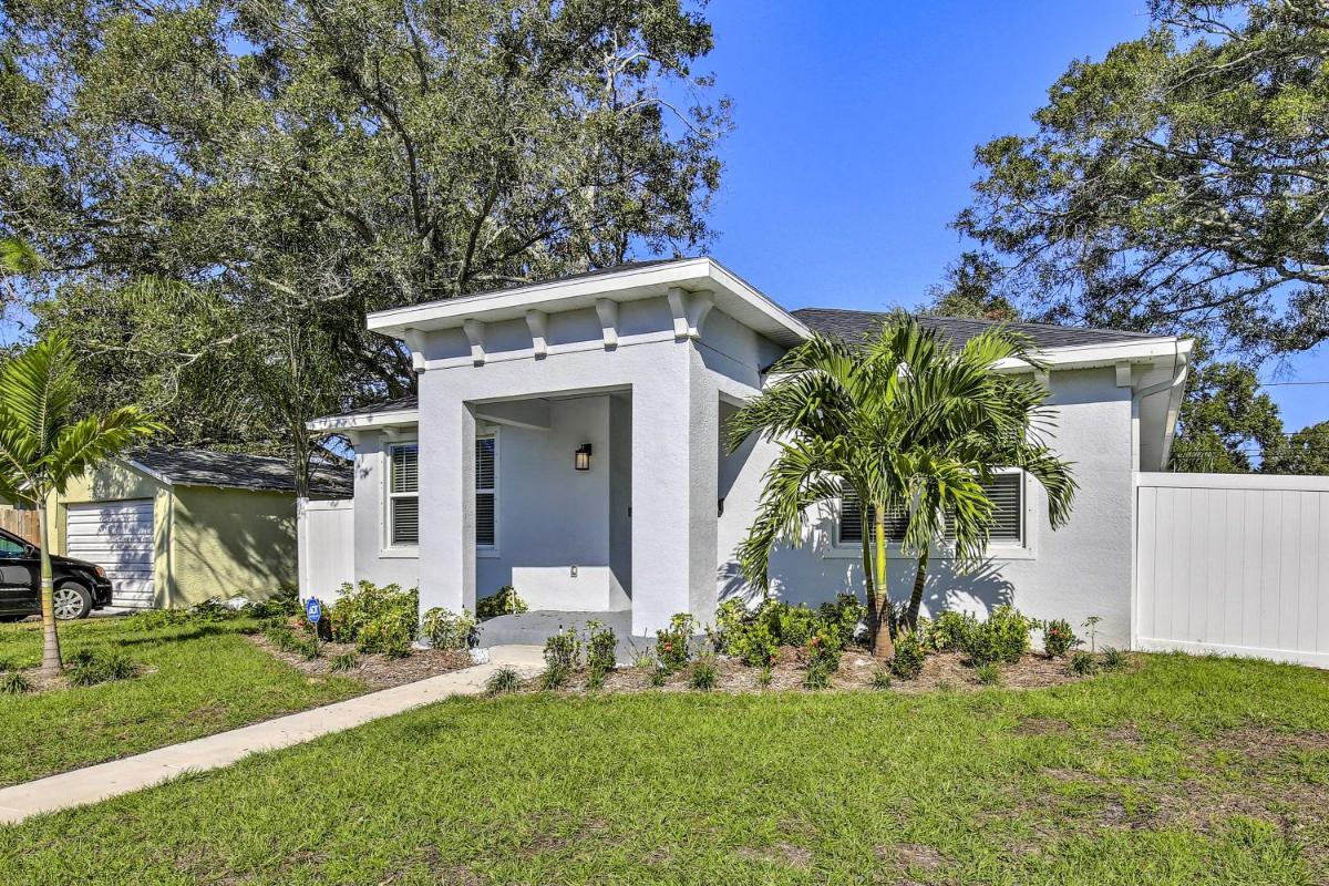 Upscale St Petersburg Escape Less Than half Mi to Central Ave - image 2